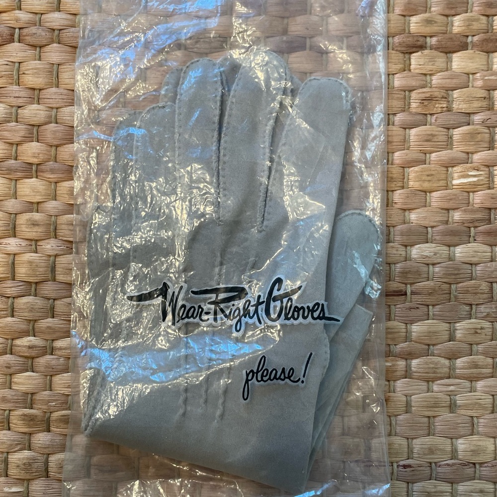 NWOT Vintage Wear Right Gloves